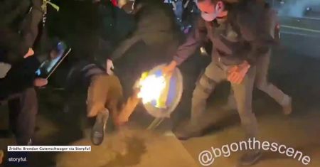Setna noc zamieszek w Portland. Protestujący podpalił się koktajlem Mołotowa