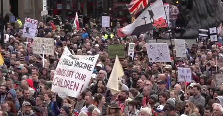 Tysiące ludzi na Trafalgar Square. Brytyjczycy protestują przeciwko nowym obostrzeniom