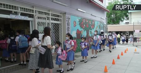 Uczniowie z Hongkongu wracają do szkół. Liczba nowych przypadków koronawirusa spada