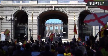 Paraliż komunikacyjny w Madrycie. Skrajnie prawicowa partia Vox zorganizowała protest samochodowy przeciwko obostrzeniom