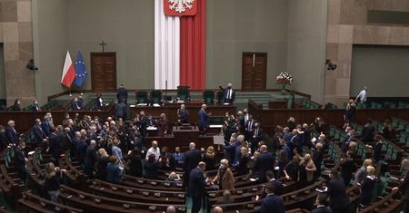 Przepychanki na sali sejmowej, posłowie KO wykluczeni z obrad
