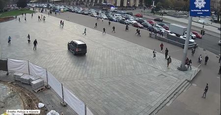Rozpędzony samochód przejechał przez centralny plac w Kijowie, po czym staranował stojące w korku pojazdy. Nie żyją dwie osoby