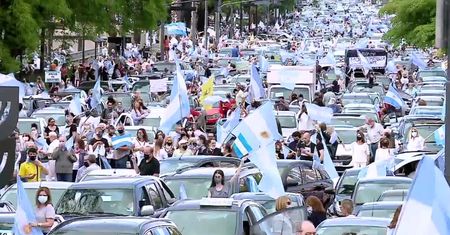 Tysiące ludzi wyszło na ulice Buenos Aires w proteście przeciwko prezydentowi
