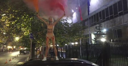 Kolejny nagi protest przed polską ambasadą w Kijowie