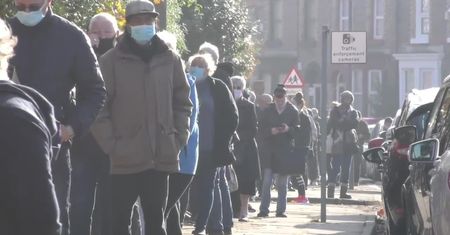 Ogromne kolejki do punktów wymazowych w Liverpoolu. Chcą przebadać całą populację miasta