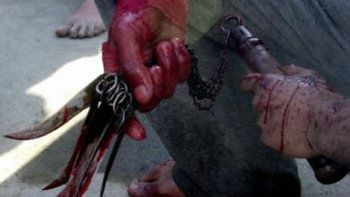 Mężczyzna w trakcie biczowania, które towarzyszy obchodom święta Aszury