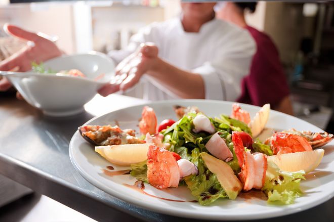 Domowe pierogi, burgery czy wykwintne sushi. Jak wyglądają kulinarne upodobania Polaków?