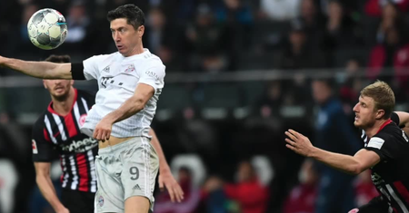 Gol “Lewego”, blamaż Bayernu. Jose Mourinho nowym trenerem Polaka?