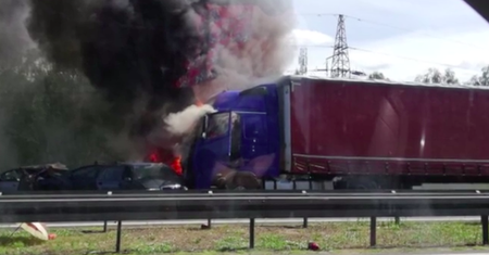 Tragiczny wypadek na A6. W samochodach spłonęło 6 osób