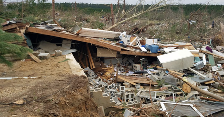 23 ofiary po przejściu tornada w Alabamie. Trwają poszukiwania zaginionych