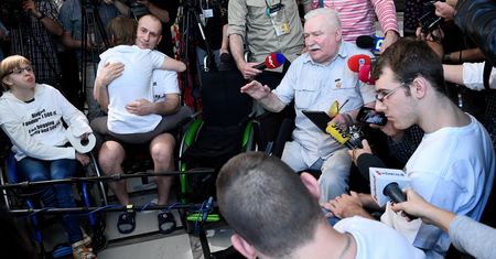 Lech Wałęsa przyjechał do sejmu by spotkać się z protestującymi