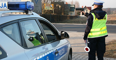 NIETRZEŹWA ROWERZYSTKA WJECHAŁA WPROST POD JADĄCY SAMOCHÓD
