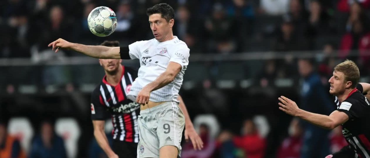 Gol “Lewego”, blamaż Bayernu. Jose Mourinho nowym trenerem Polaka?