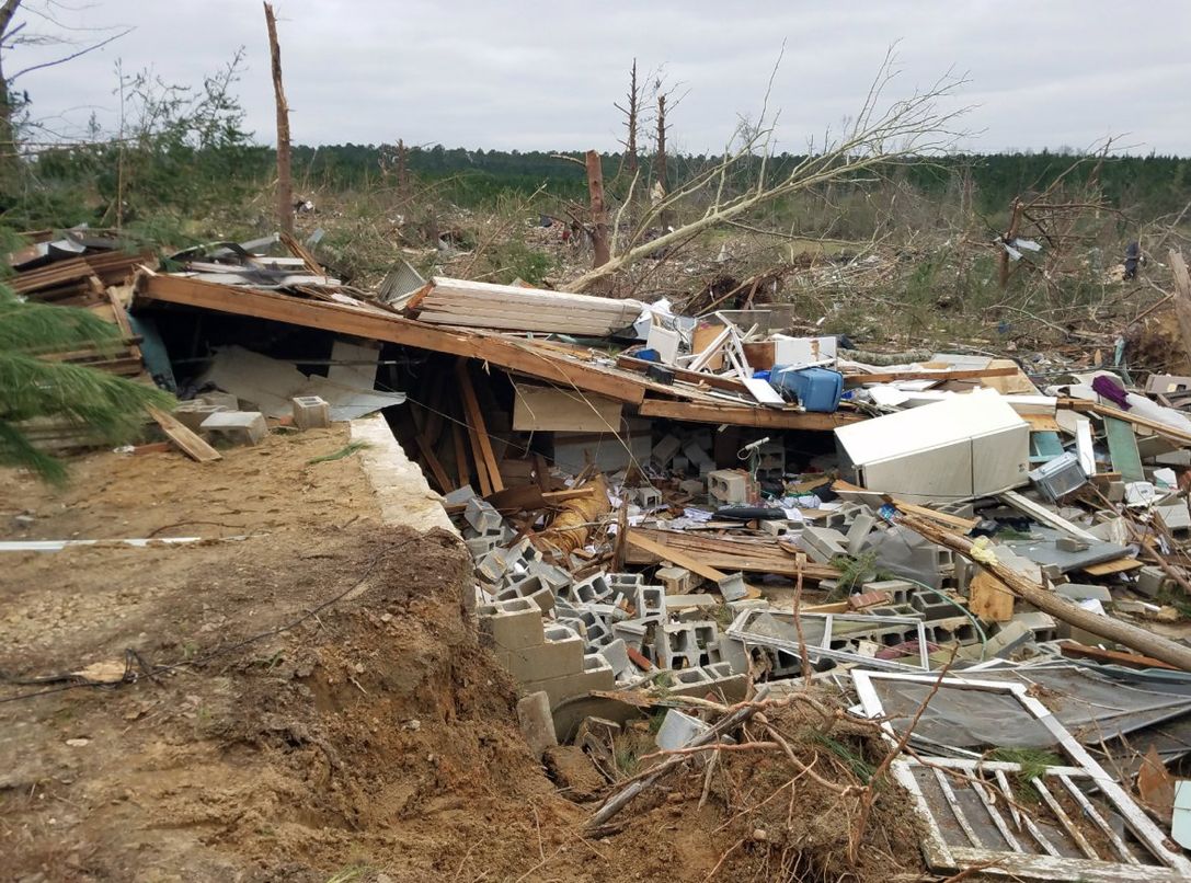 23 ofiary po przejściu tornada w Alabamie. Trwają poszukiwania zaginionych