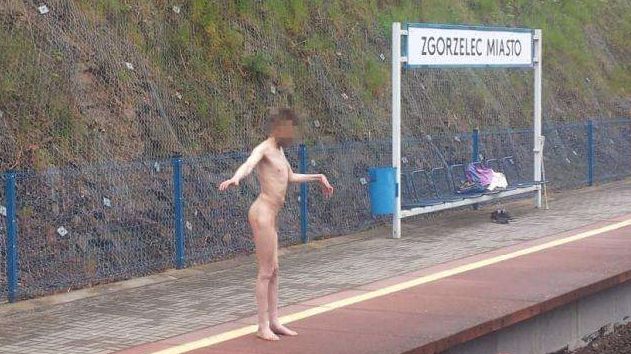 Nagi mężczyzna czekał na pociąg. Dopalacze?