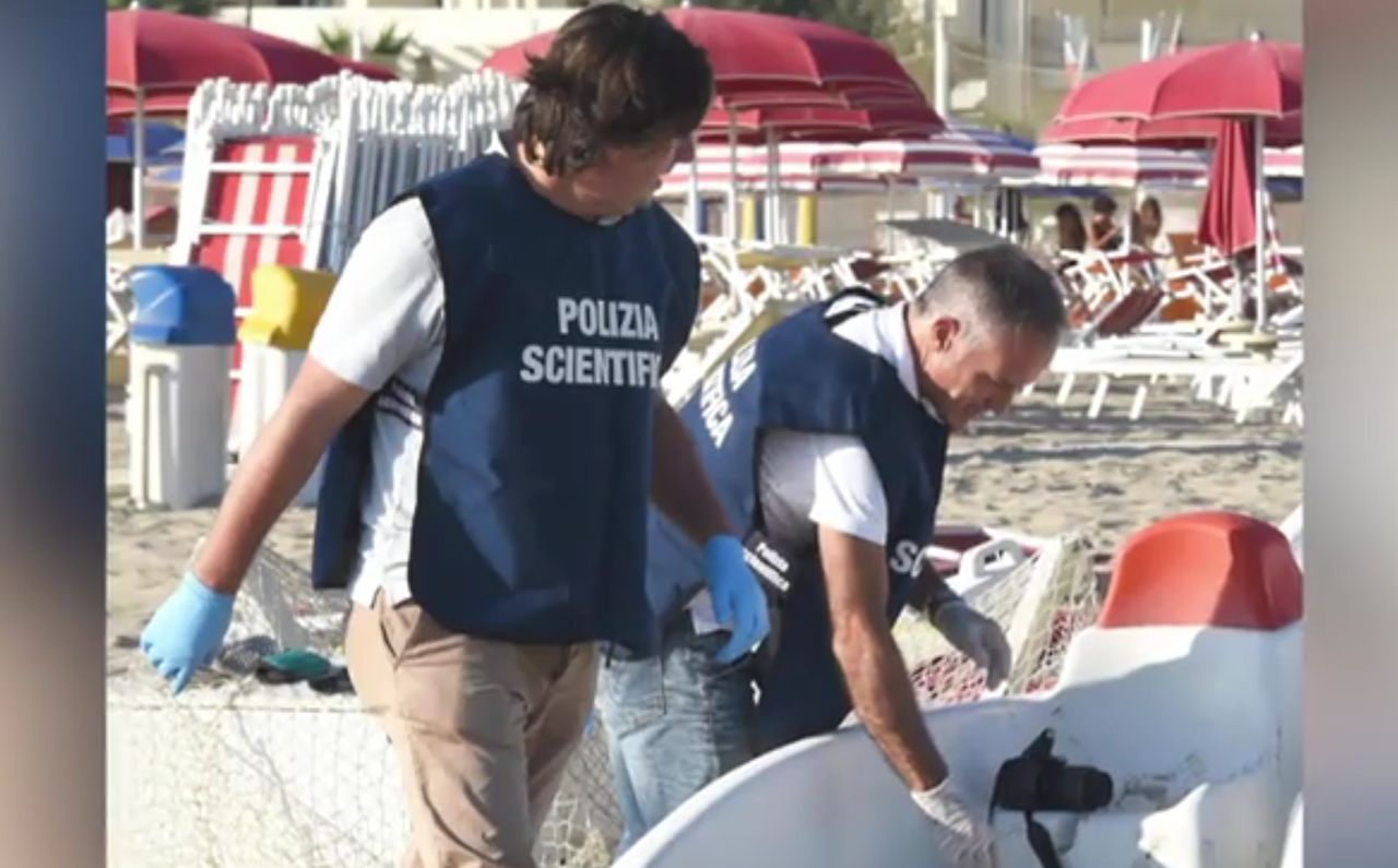 Policja ma odciski palców sprawców i nagrania z kamer na plaży w Rimini, gdzie doszło do ataku na Polaków