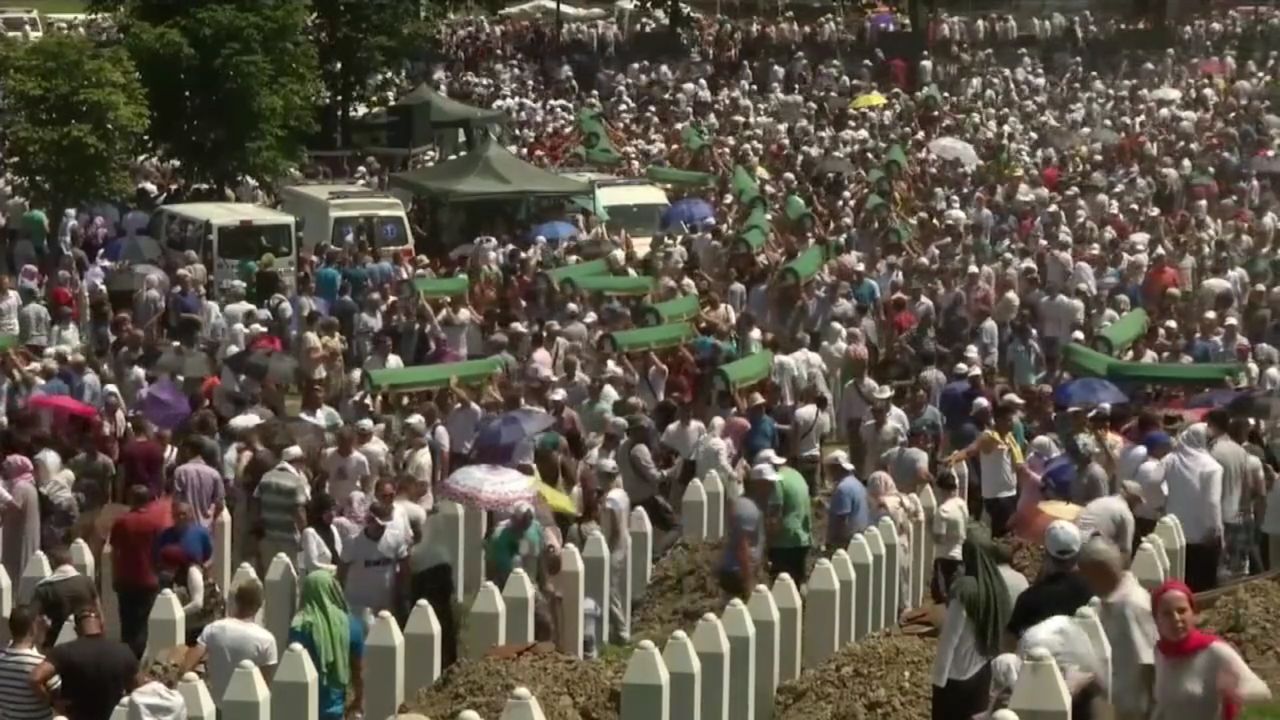 Kilkadziesiąt tysięcy osób wzięło udział w pogrzebie 71 nowo odnalezionych ofiar masakry w Srebrenicy