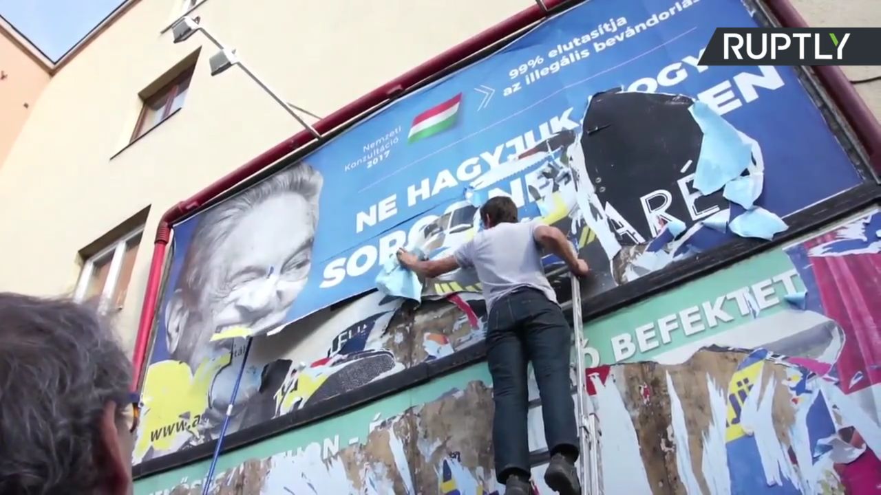 Nie podoba im się kampania węgierskiego rządu przeciw Georgowi Sorosowi. Wspięli się na billboardy, by zdzierać plakaty