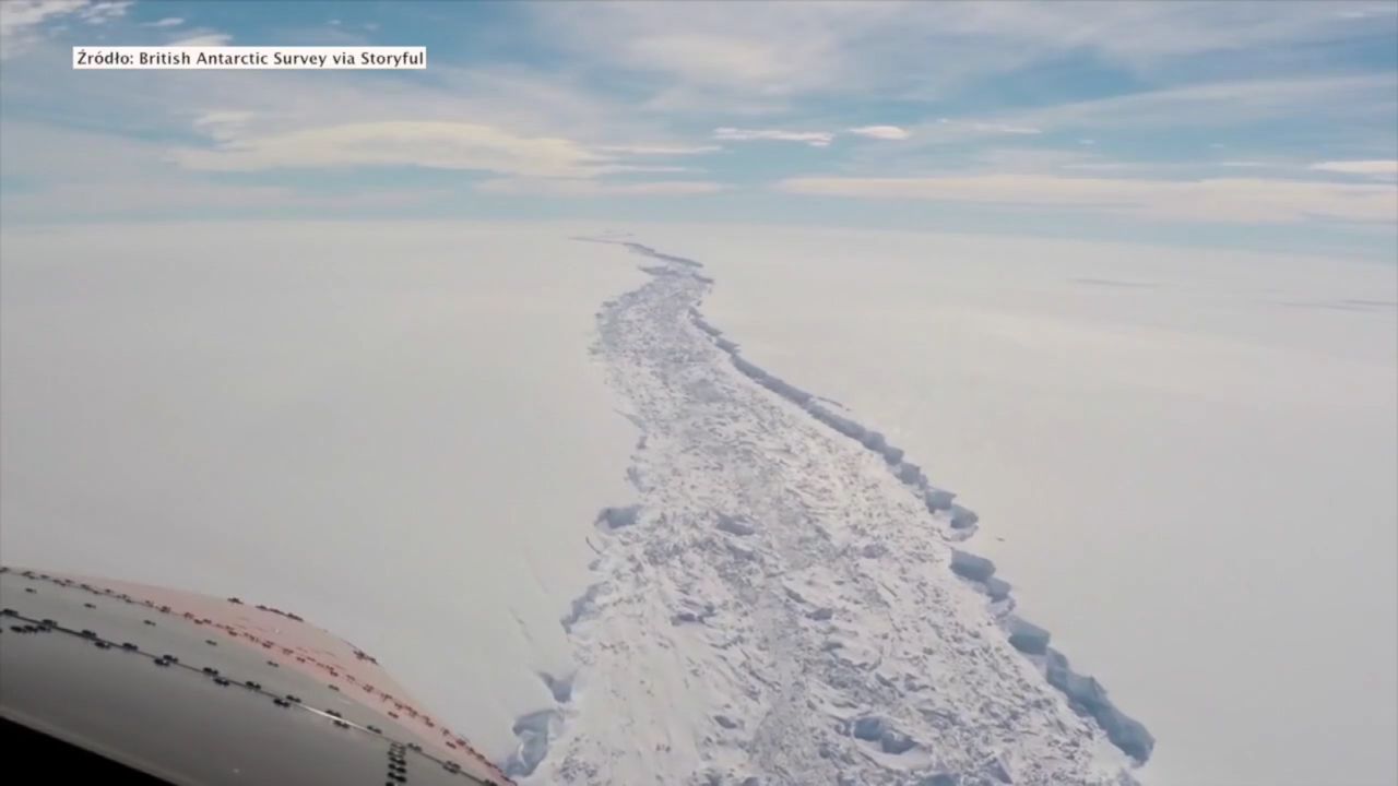 Od lodowca na Antarktydzie oderwał się gigantyczny kawał lodu