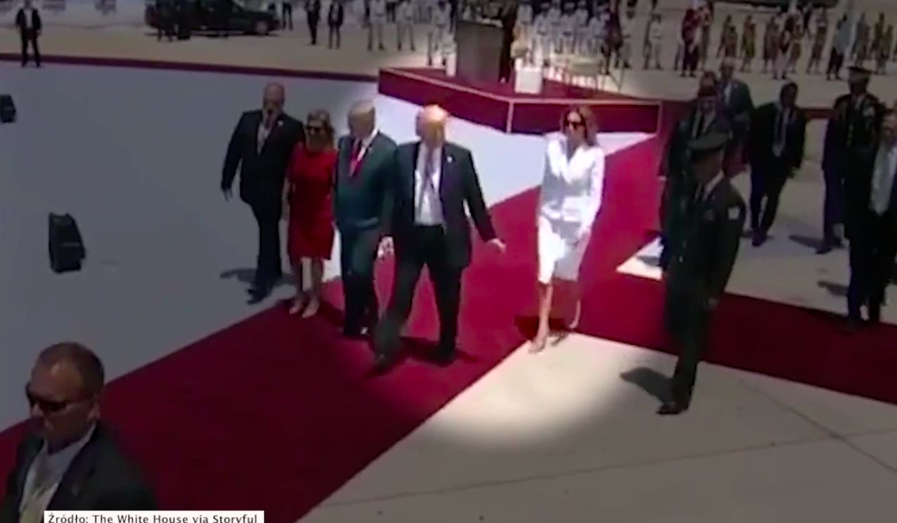 Donald wyciąga rękę, Melania dyskretnie ją odrzuca