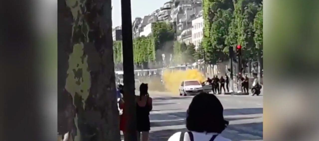 Policjant wyciąga terrorystę z auta po nieudanej próbie zamachu na Champs Elysees.