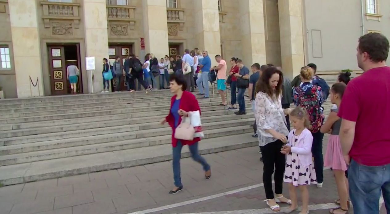 Stają w kolejce już o 5 rano. Ogromne kolejki przed biurem paszportowym we Wrocławiu