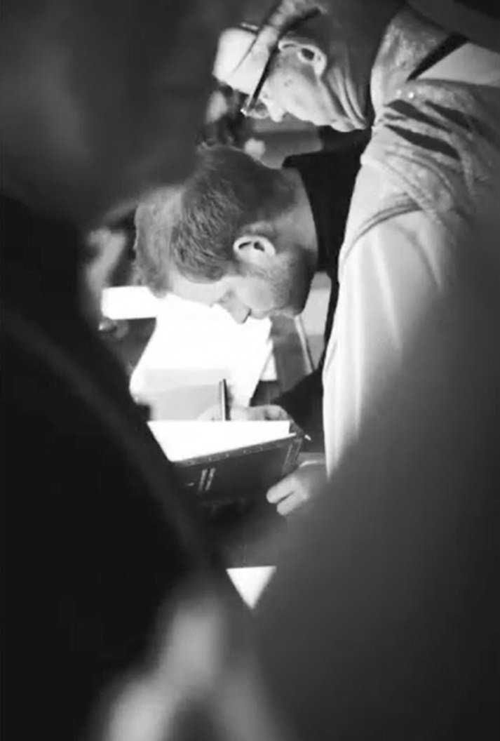 Książę Harry podpisuje dokumenty ślubne