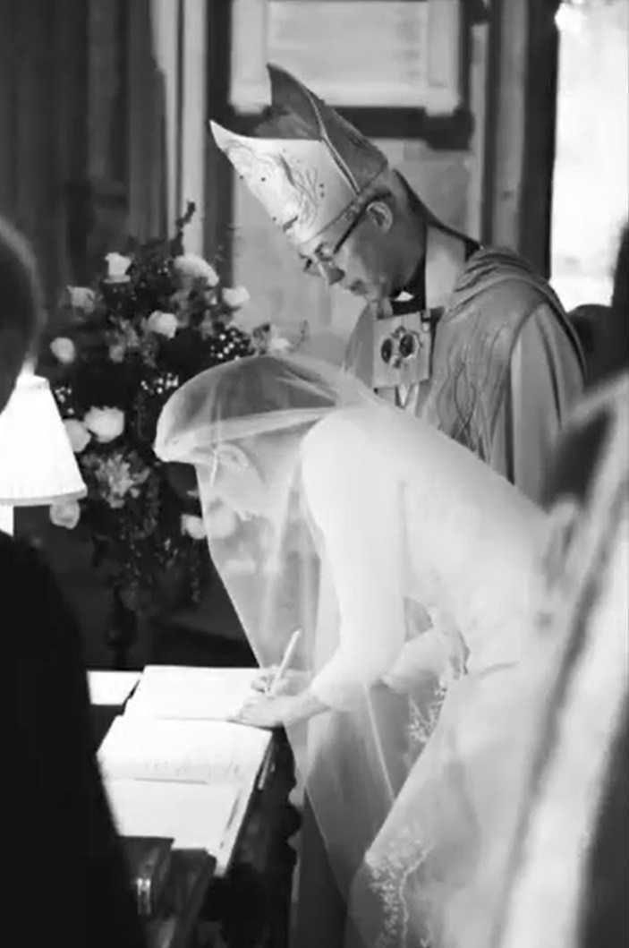 Mehan Markle podpisuje dokumenty ślubne