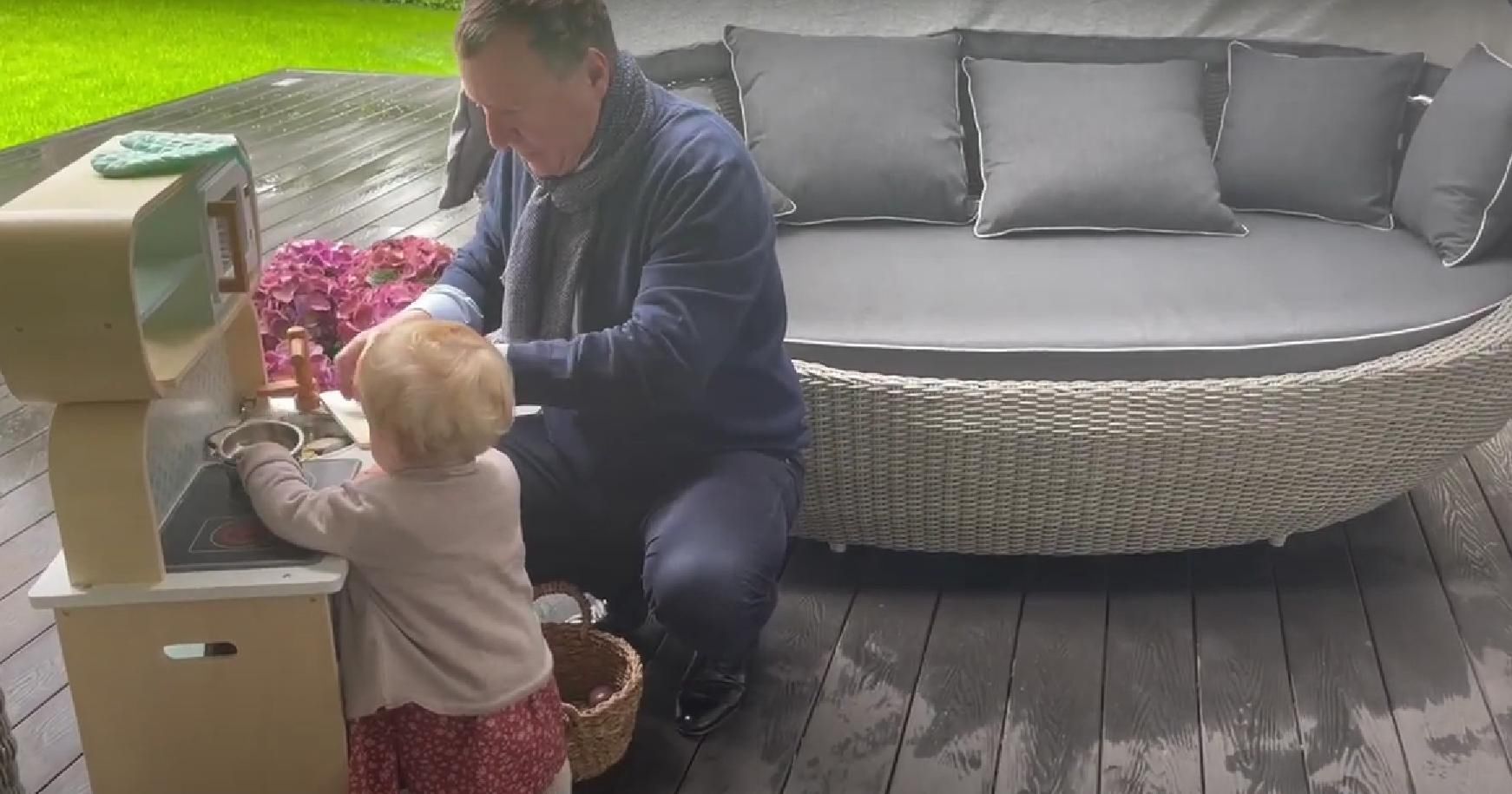 Jacek Kurski bawi się z córką