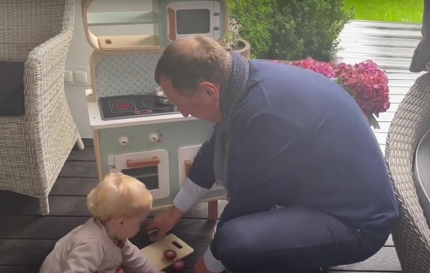 Jacek Kurski bawi się z córką