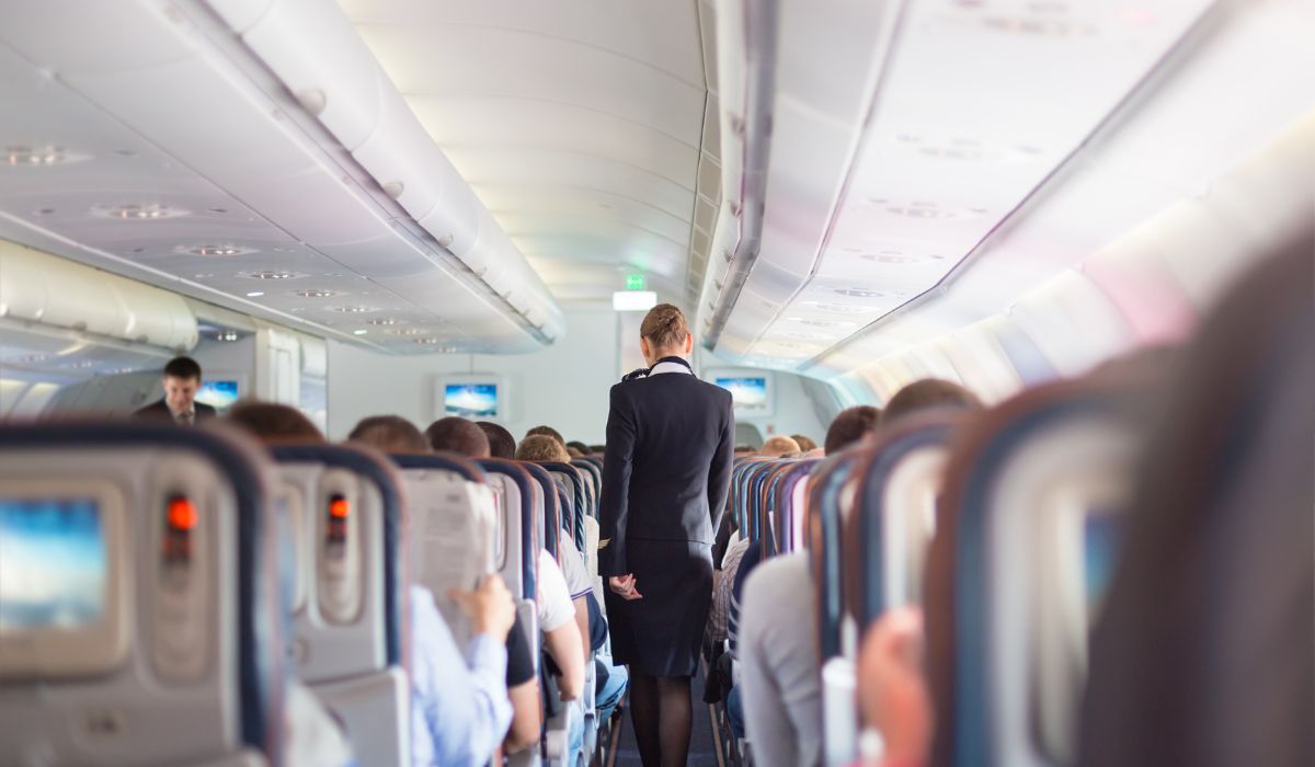 Stewardessa nie ma łatwego zawodu, chociaż ma on sporo plusów - Pyszności; foto: Canva