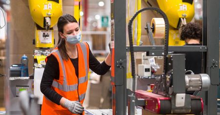 Amazon rekrutuje i podnosi pensje dla pracowników