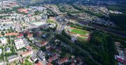 Sztuczna murawa na stadionie przy Okrzei