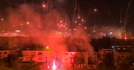 Policja prowadzi postępowanie w sprawie nocnego pokazu fajerwerków zorganizowanego przez kibiców