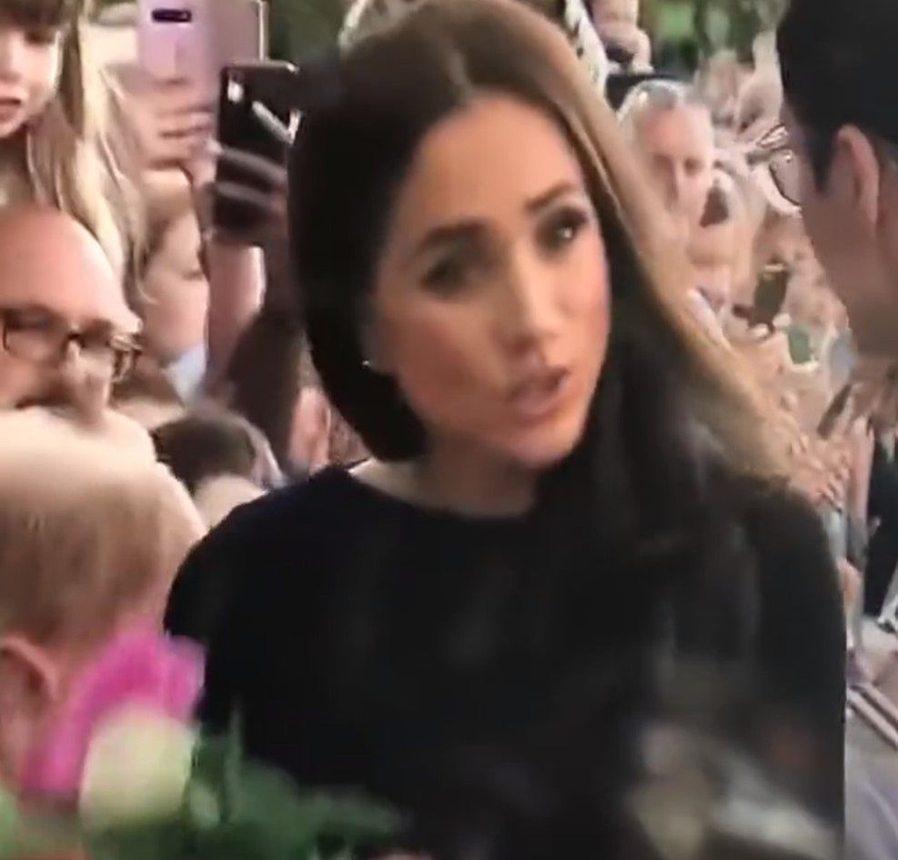 Meghan Markle przed bramą Windsoru