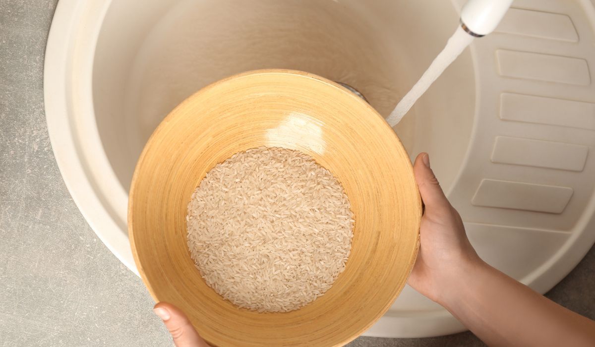 Pamiętaj, że ryż musi być dobrze wypłukany ze skrobii - Pyszności; foto: Canva