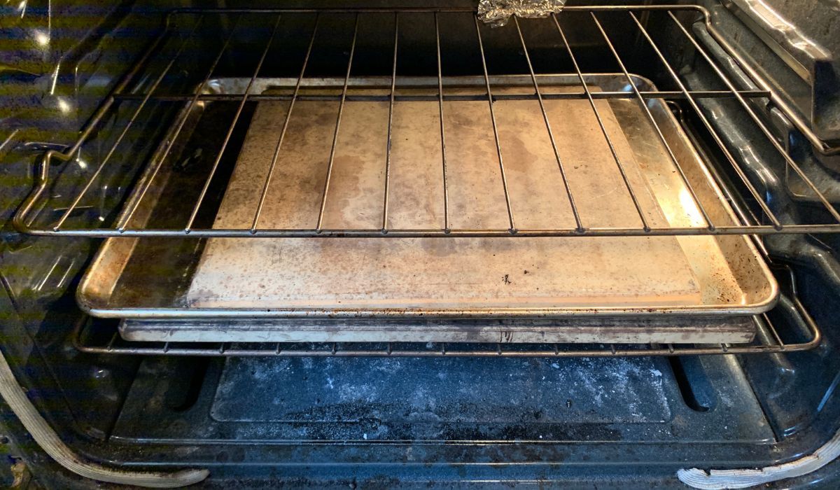 A dirty oven is the bane of all kitchen cleaners - Delicacies; photo: Canva