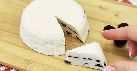 Domowy ser w 5 minut. Wystarczy włożyć cytrynę do wrzącego mleka