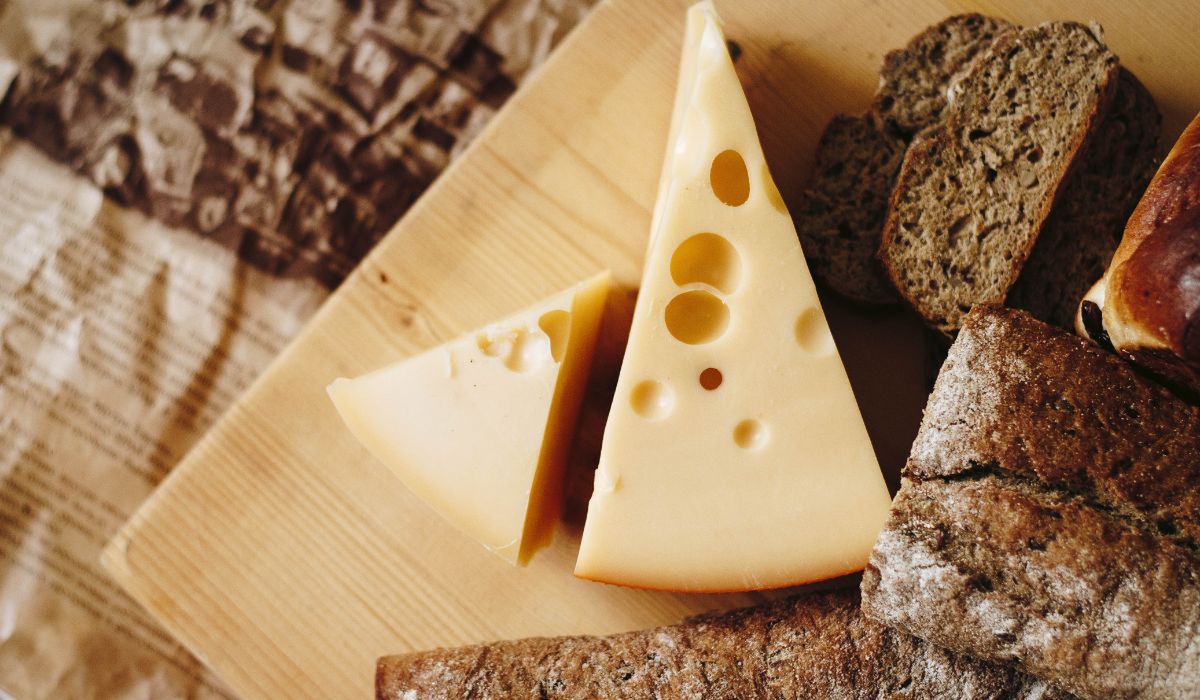 Dietetyk uważa, że ser żółty nie zasłużył na miano niezdrowego - Pyszności; foto: Canva