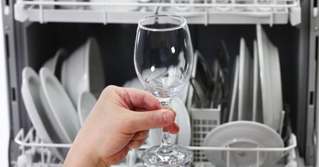 Genialny trik z Tik Toka. Wrzuć do zmywarki, a zapomnisz o zaciekach na szklankach