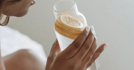 Jak działa woda z cytryną? Skutki mogą być opłakane