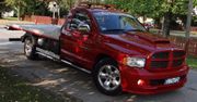 Ciekawostka z ogłoszeń - autolaweta Dodge Ram 5.7 Hemi