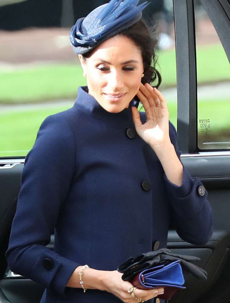 Meghan Markle w granatowej stylizacji na ślubie księżniczki Eugenii