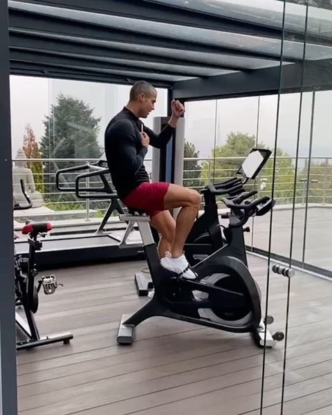 Łysy Cristiano Ronaldo na kwarantannie