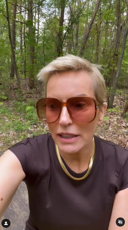 Obwieszona złotem Paulina Smaszcz w lesie/parku
