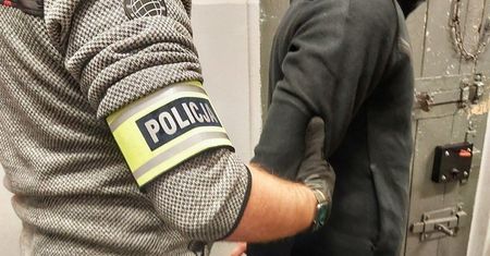 Włamywali się do samochodów i je okradali – policja zatrzymała grupę podejrzanych