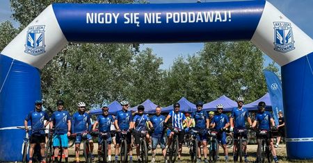 Kibice Lecha Poznań na rowerach dla ratowania noworodków