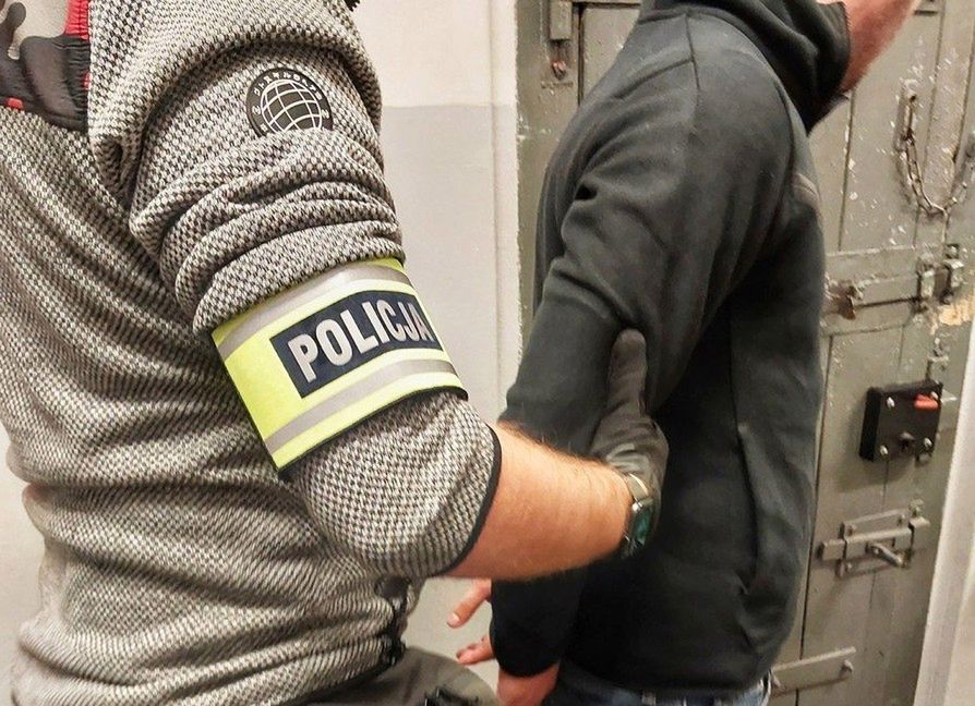 Włamywali się do samochodów i je okradali – policja zatrzymała grupę podejrzanych