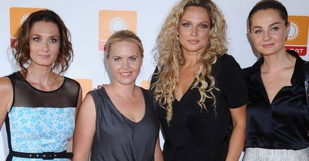 Katarzyna Zielińska w kapeluszu, coraz chudsza Joanna Liszowska i dziewczęca Socha. Gwiazdy na konferencji serialu "Przyjaciółki"