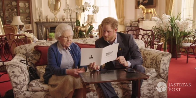 Reklama z królową Elżbietą, księciem Harrym i Obamami